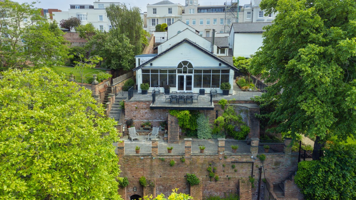 Casa com caverna