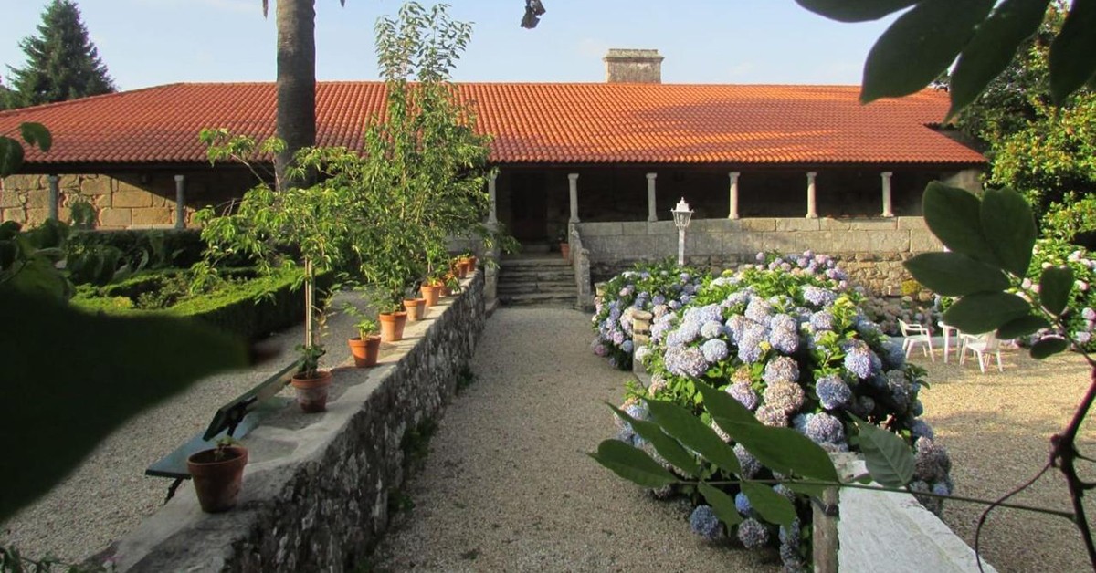 Hotel com jardim no campo