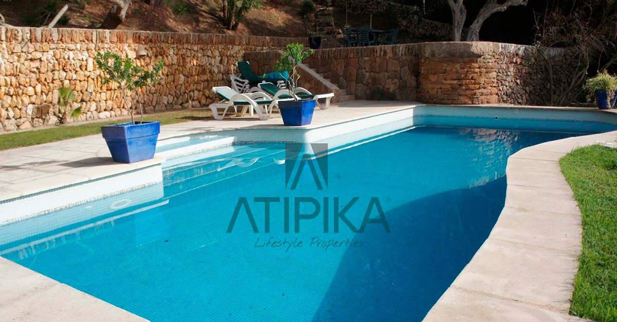 casa com piscina para os dias quentes