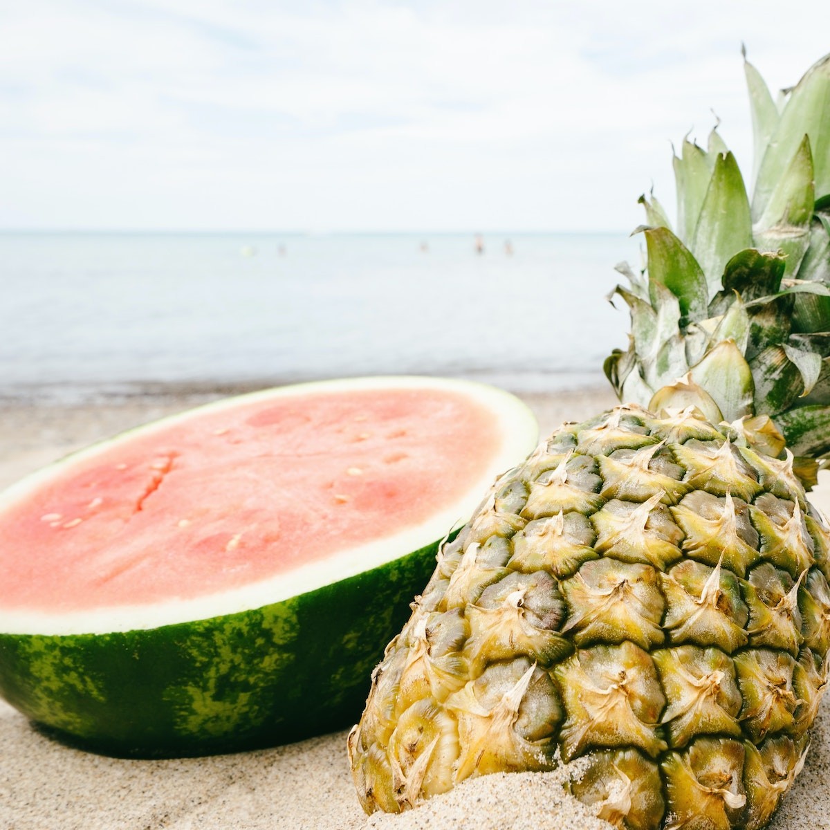 frutas inteiras na praia