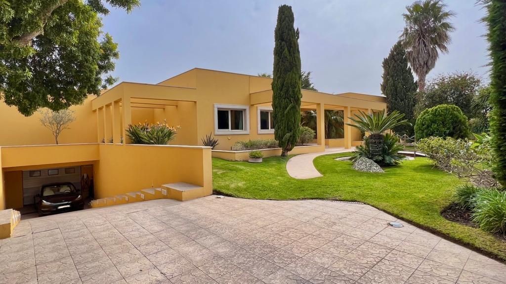casa com garagem e jardim