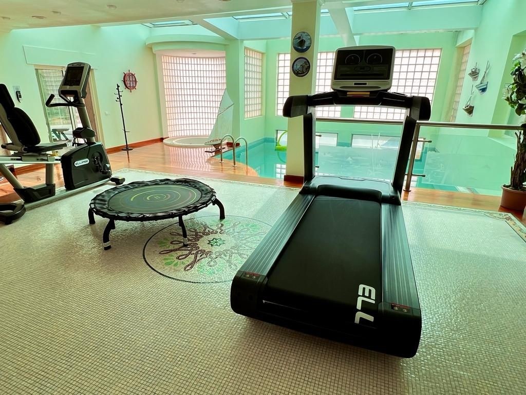 Ginásio, piscina interior e sauna