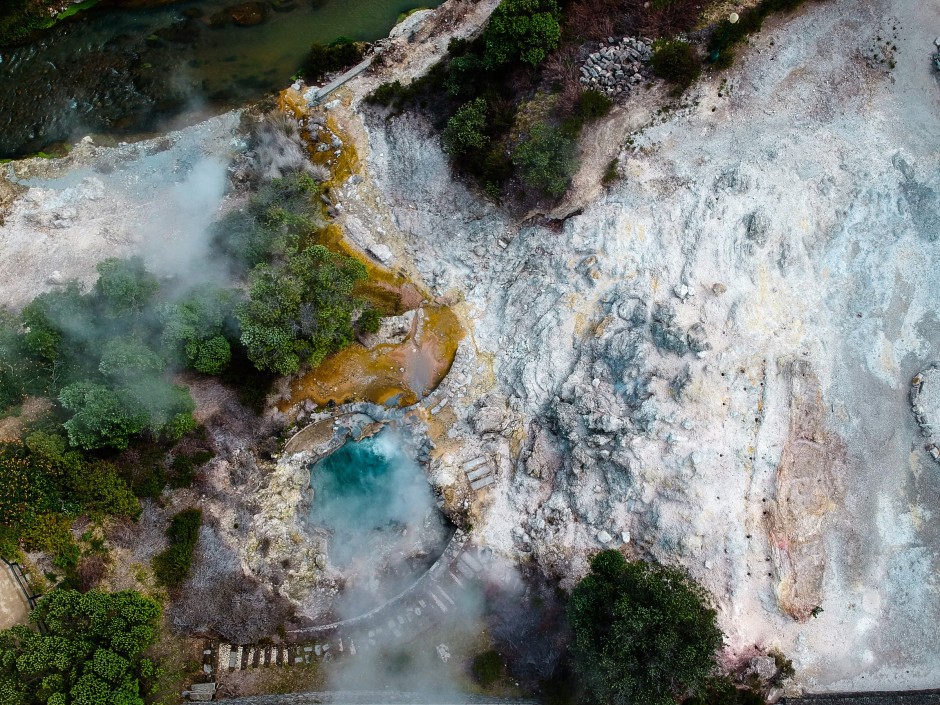 Une vue imprenable sur la piscine thermale de Furnas