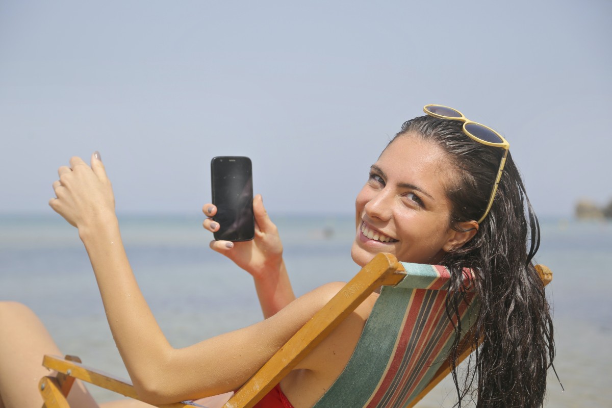 Mulher de férias a sorrir