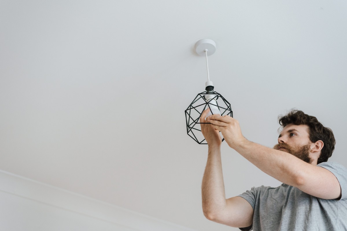 Instalação de candeeiros em casa