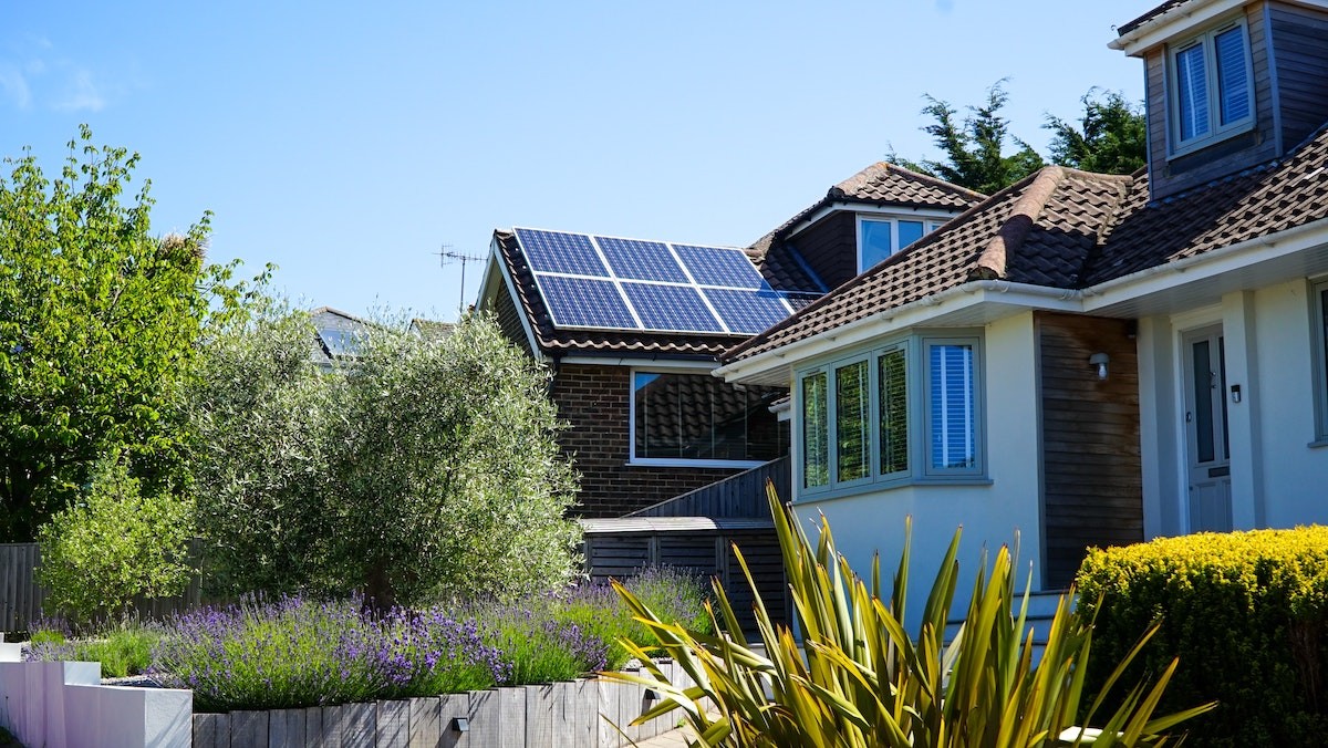 Telhado de casa com painel solar