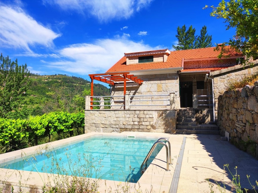Moradia com piscina e jardim