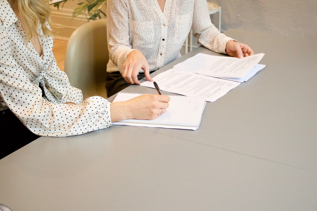 Mulheres com documentos