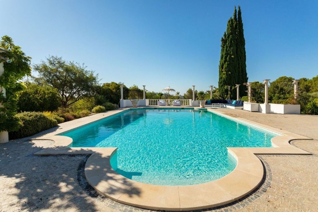 ter uma casa com piscina e jardim