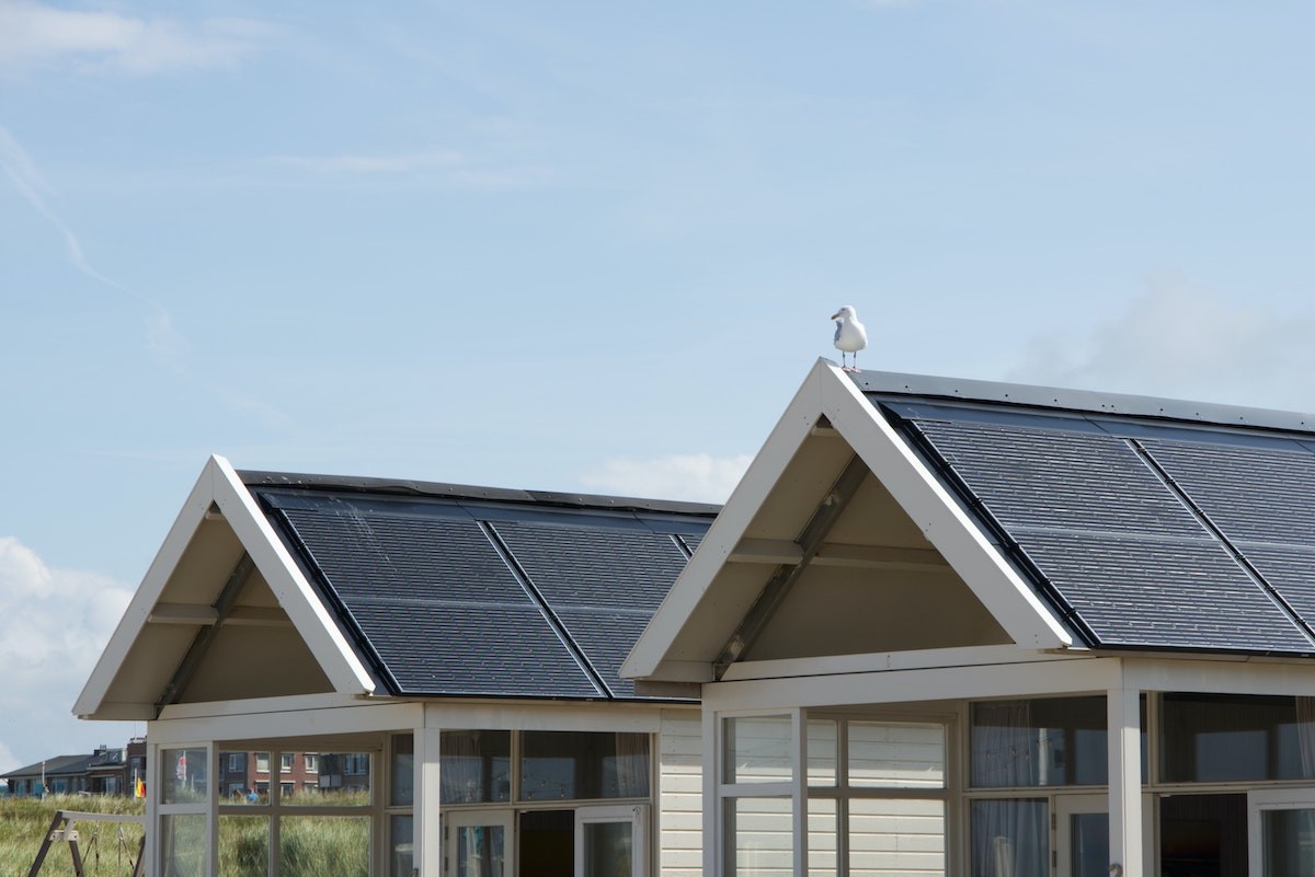 Telhados com painéis solares