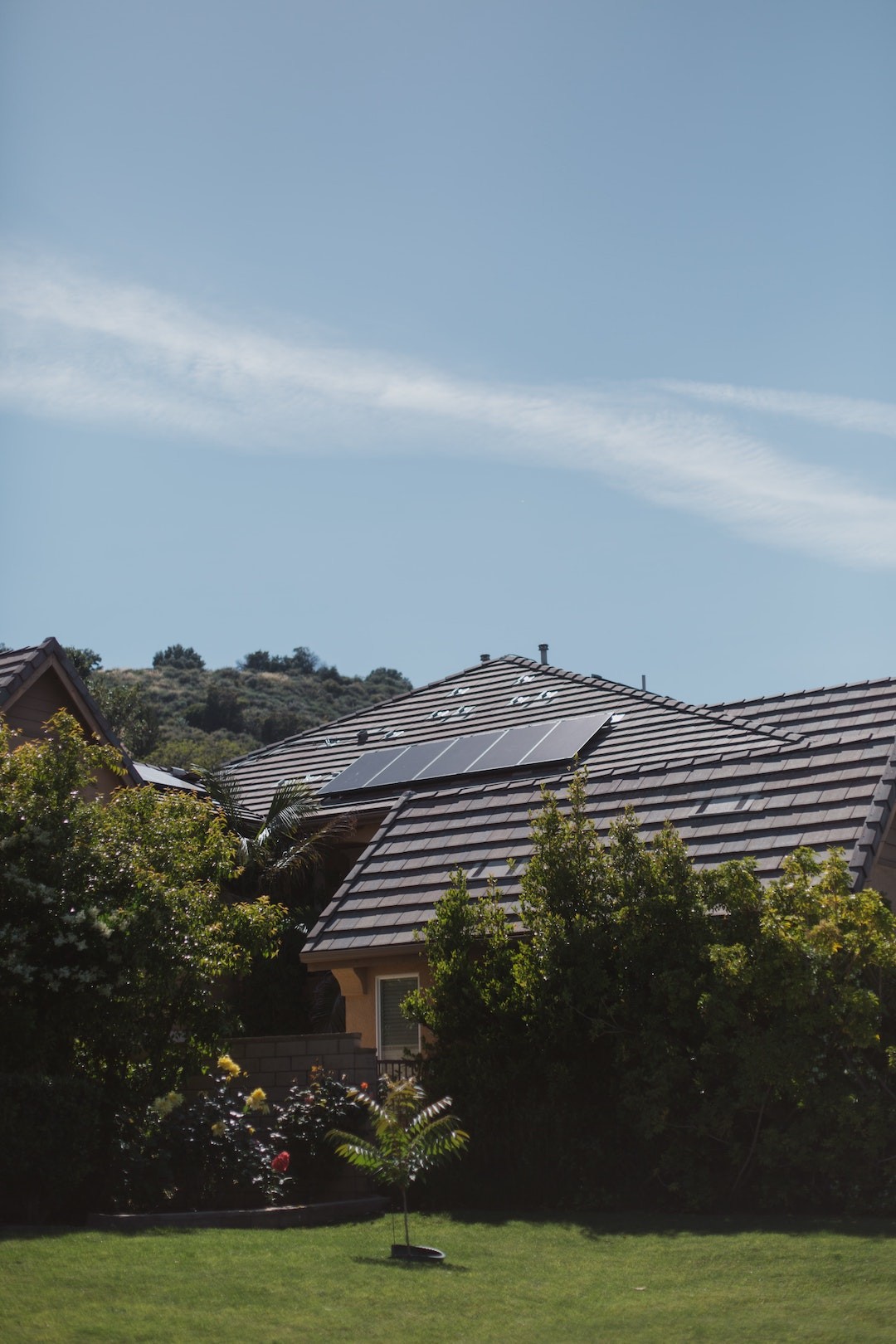 painéis solares no telhado de uma casa