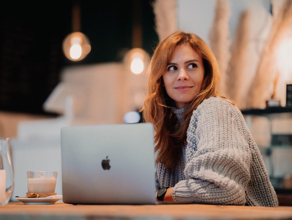 Mulher ao computador