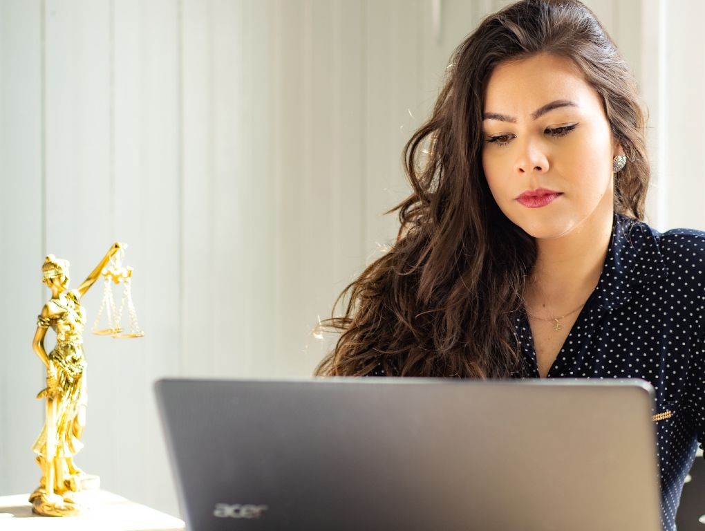 Mulher ao computador