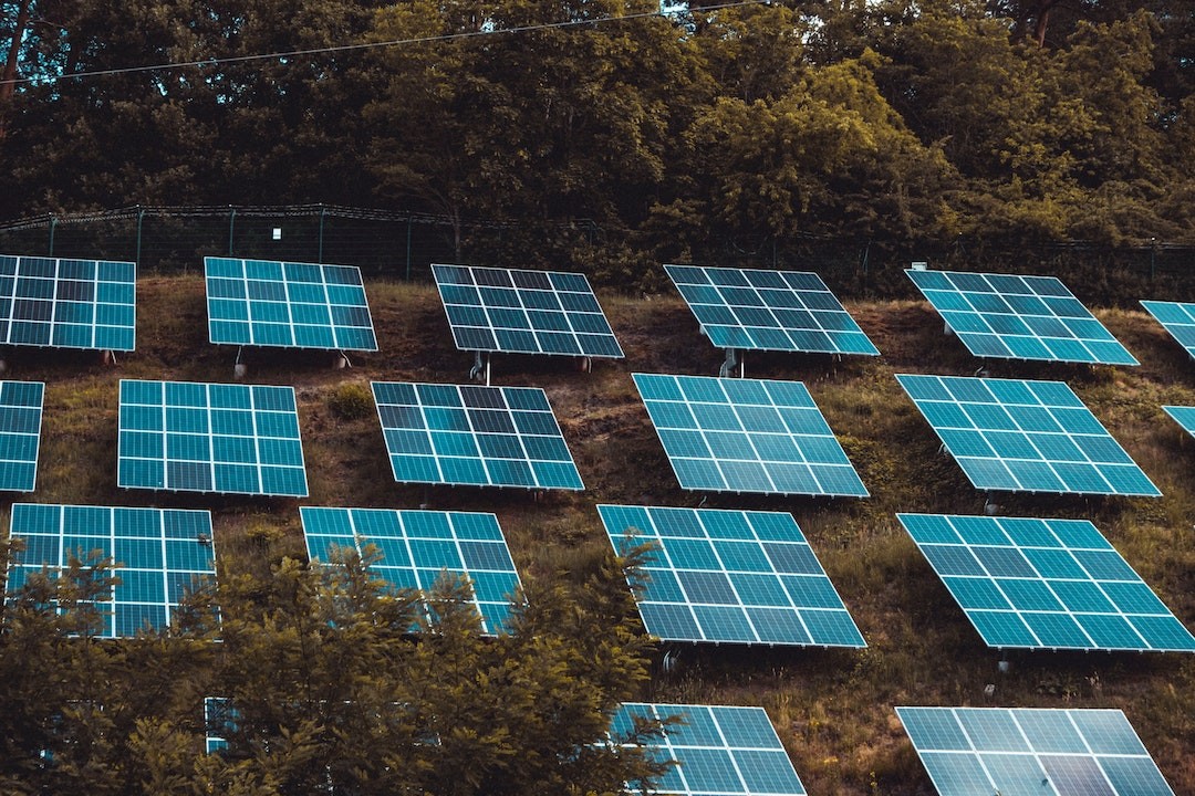 painéis solares fotovoltaicos em terreno