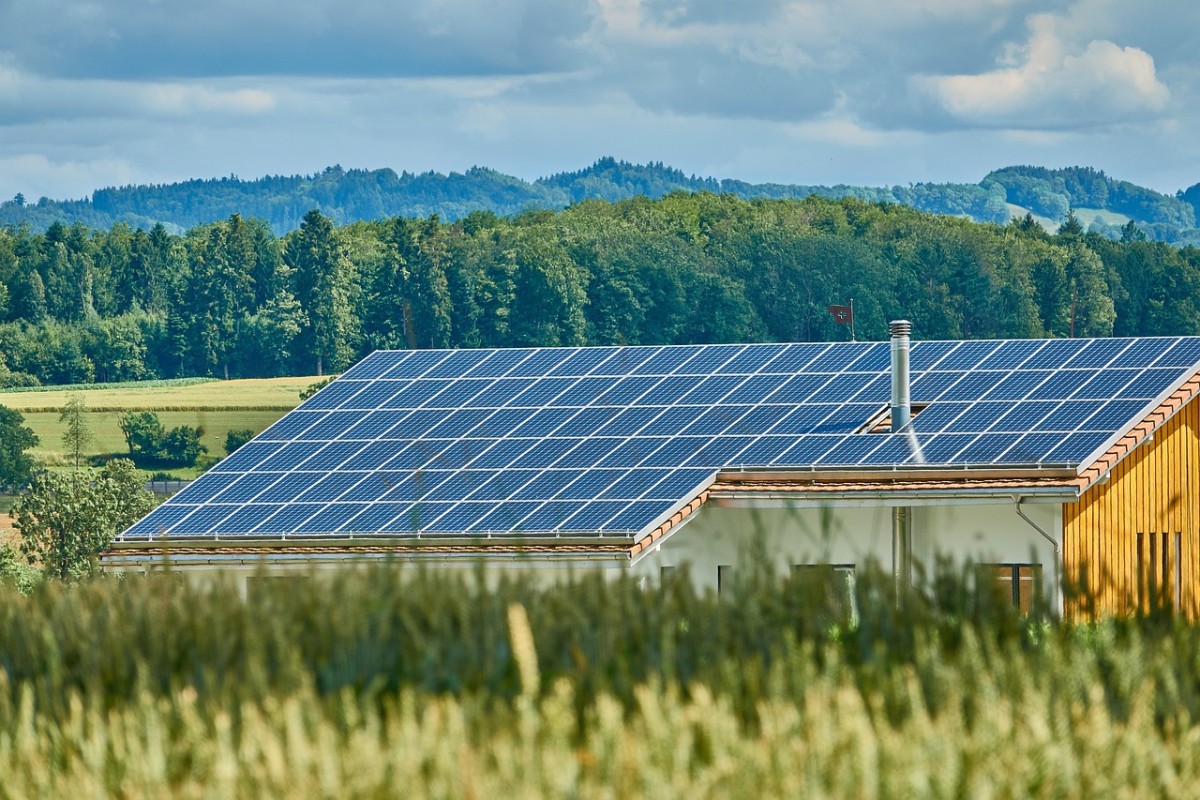 casa com painéis solares