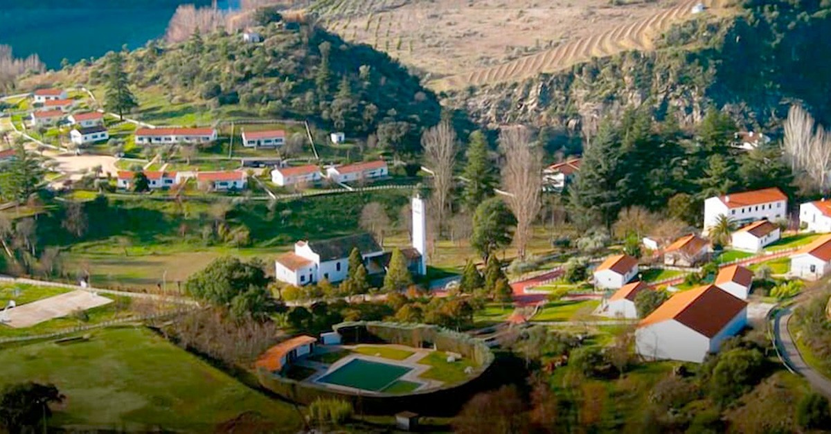 Aldeia à venda