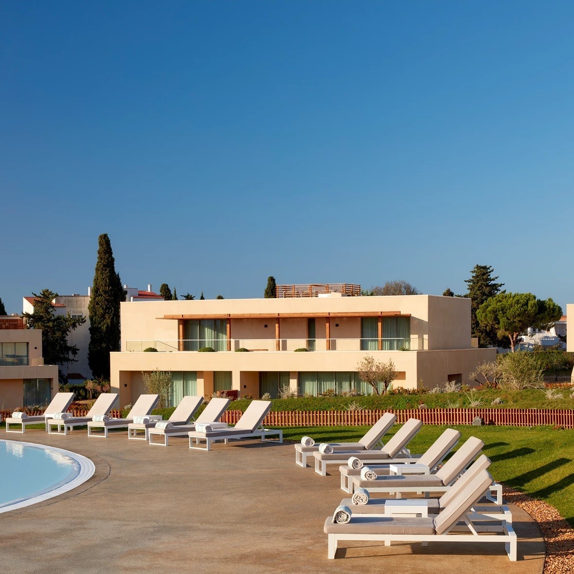 piscina e sdrai White Shell
