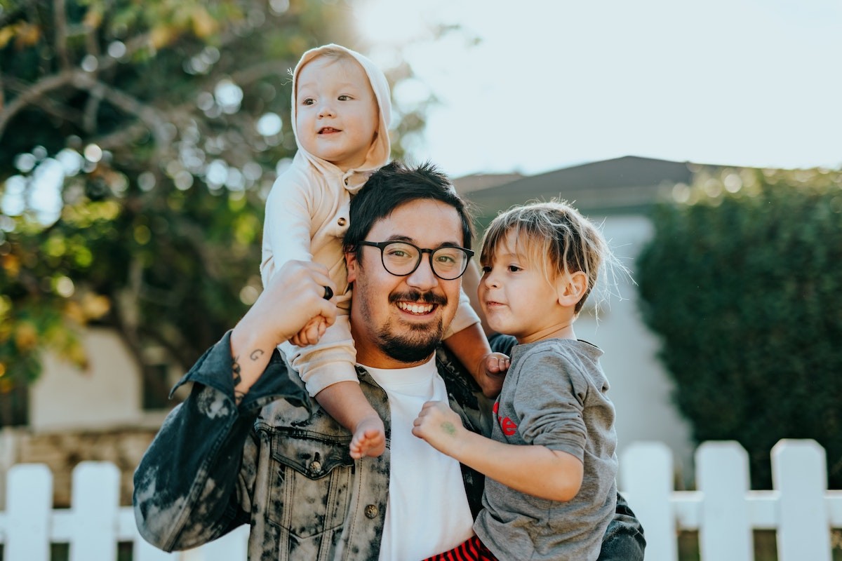 pai com filhos pequenos