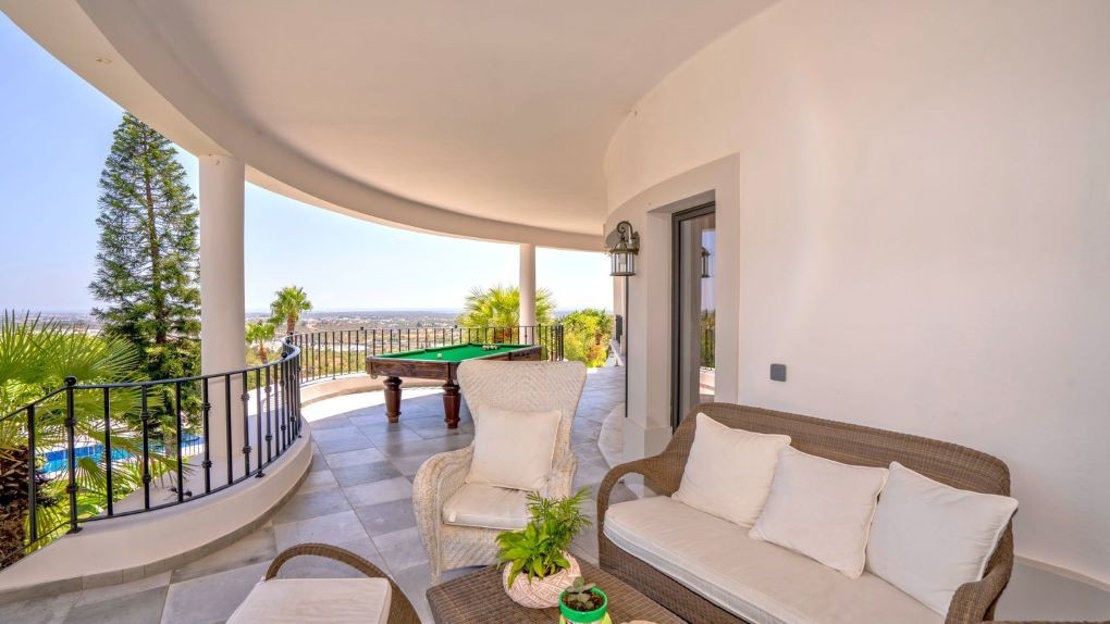 Casa com espaços de lazer