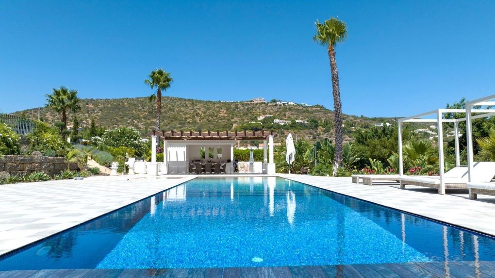 casa com piscina e jardim