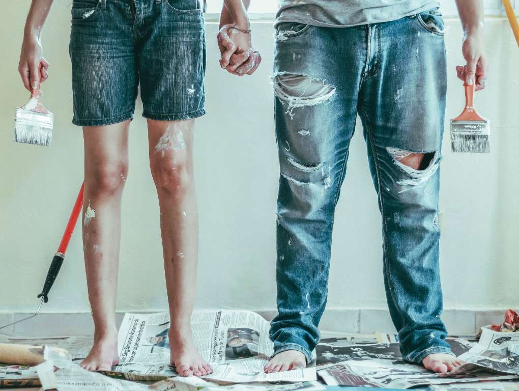 Casal em pinturas de casa