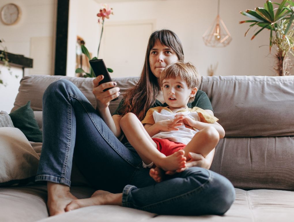 Mulher com filho no sofá