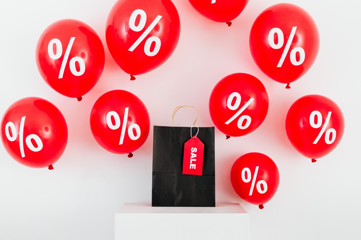 Qual a diferença de saldos e promoções?