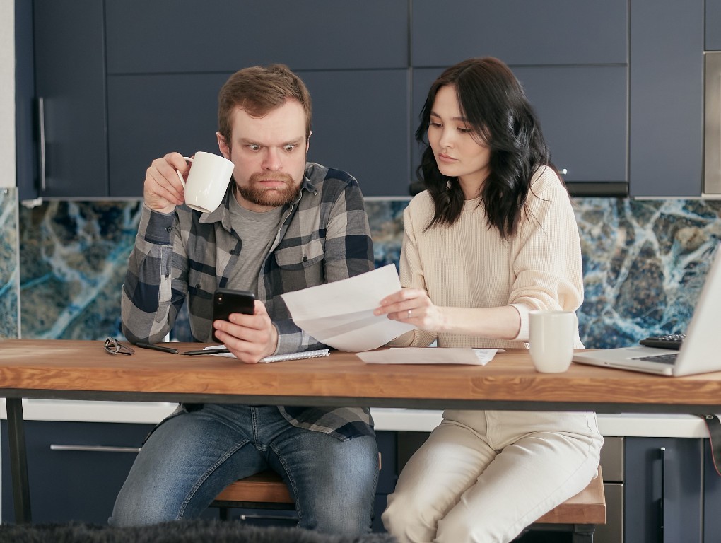Casal a analisar contas
