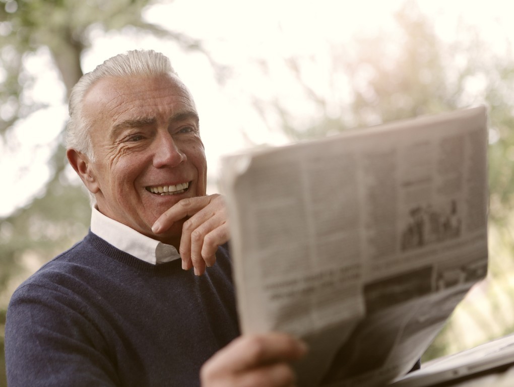 Homem mais velho a ler o jornal