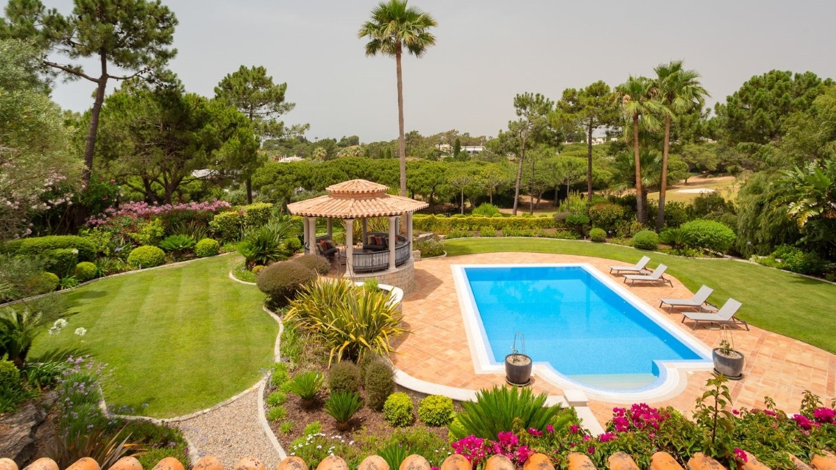 Casas com piscina e jardim