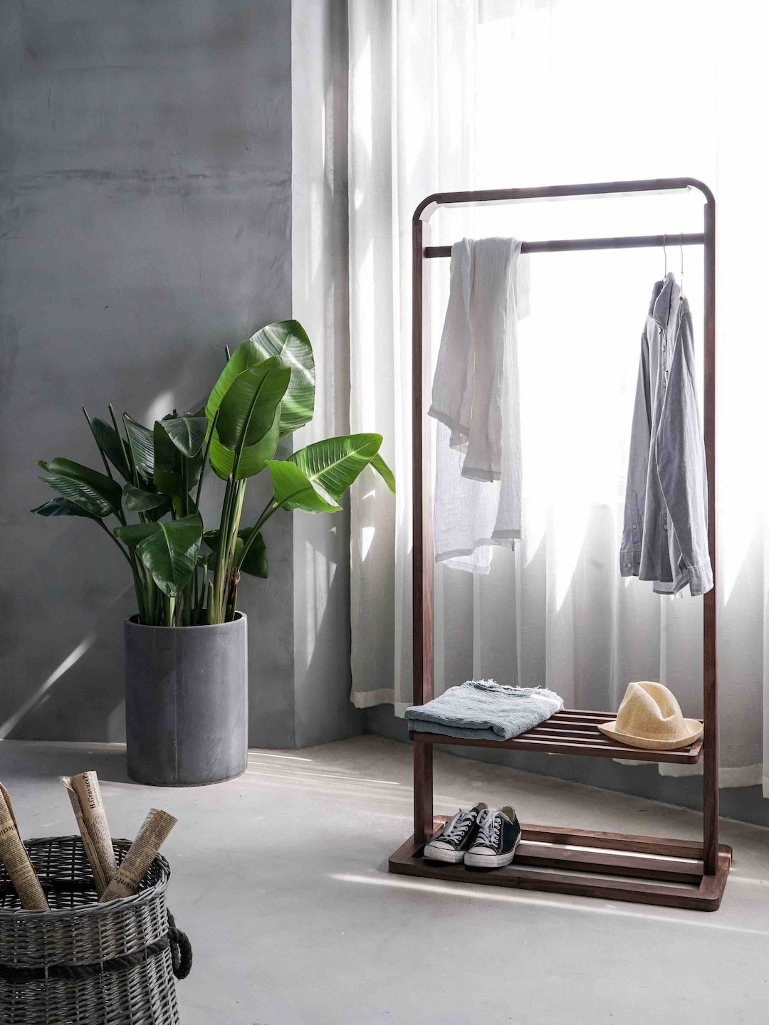 planta no quarto junto a janela