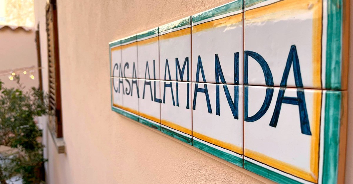 Numa cidade medieval situada a uma hora de Palermo, capital da Sicília, Amanda Holden júri do programa Got Talent, e Alan Carr comediante, decidiram renovar um imóvel em Salemi.