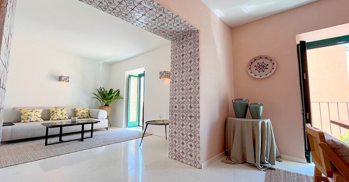 Duas celebridades britânicas remodelaram a sua casa de um euro na Sicília e agora a vendem por 145.000 euros