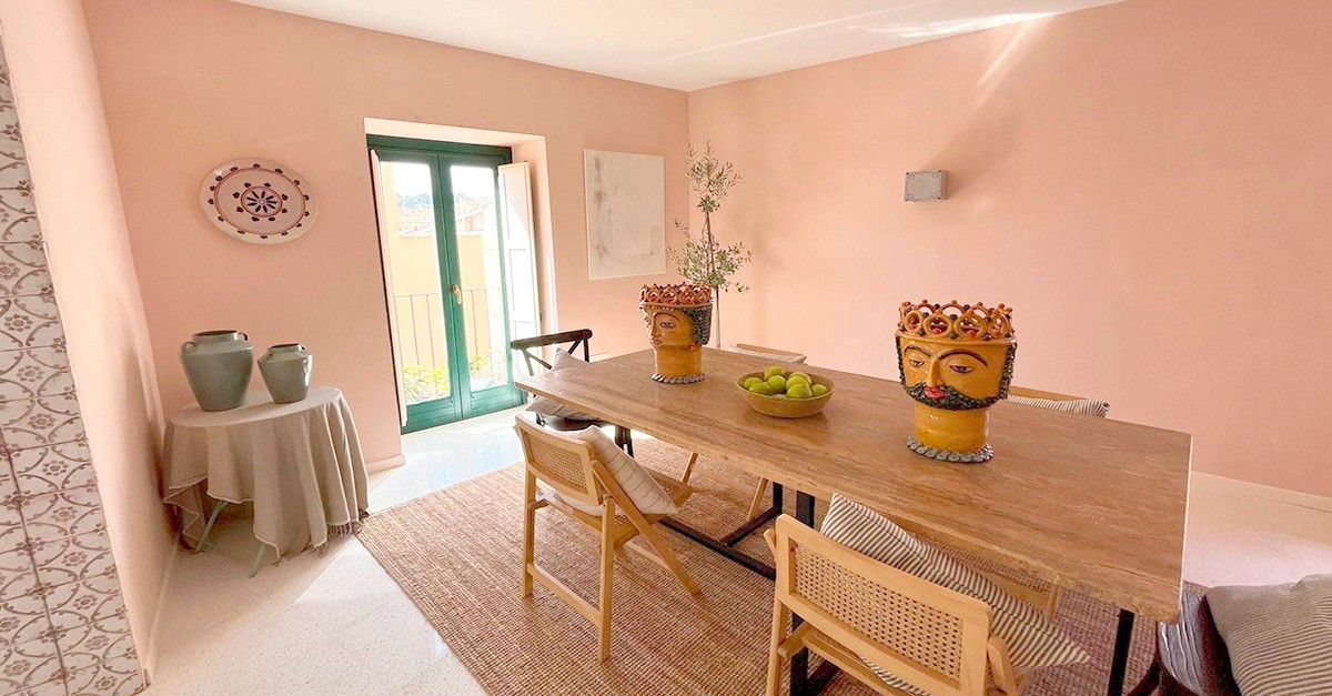 Duas celebridades britânicas remodelaram a sua casa de um euro na Sicília e agora a vendem por 145.000 euros