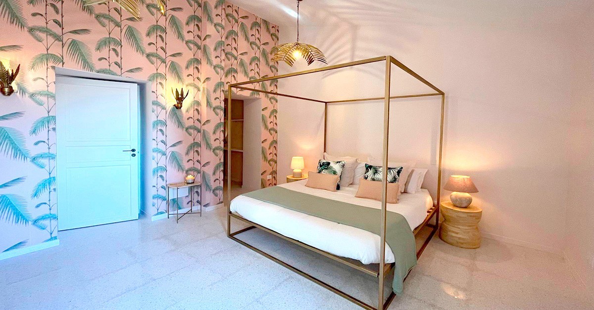 Duas celebridades britânicas remodelaram a sua casa de um euro na Sicília e agora a vendem por 145.000 euros