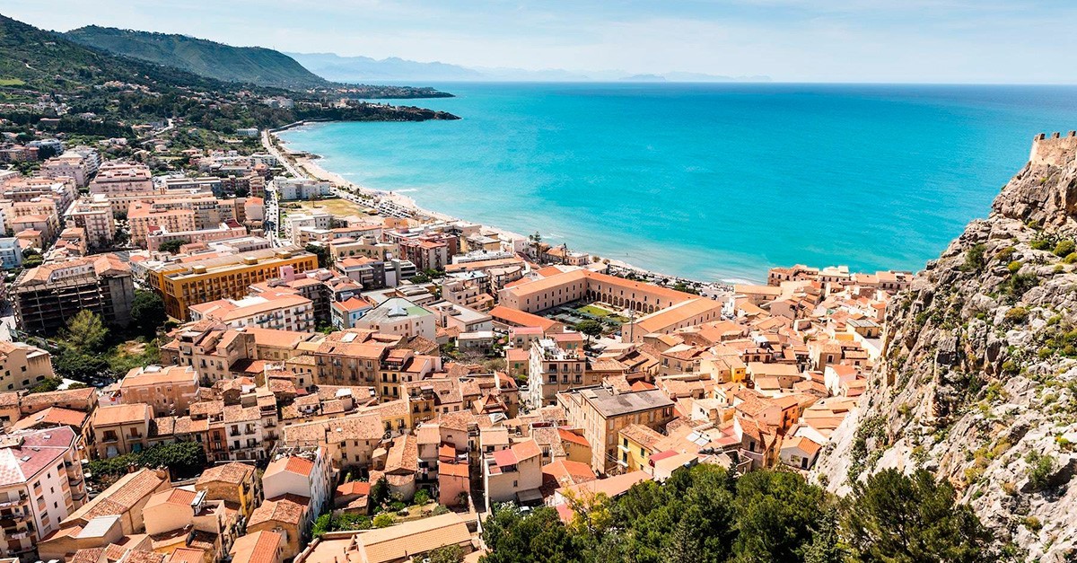 Duas celebridades britânicas remodelaram a sua casa de um euro na Sicília e agora a vendem por 145.000 euros
