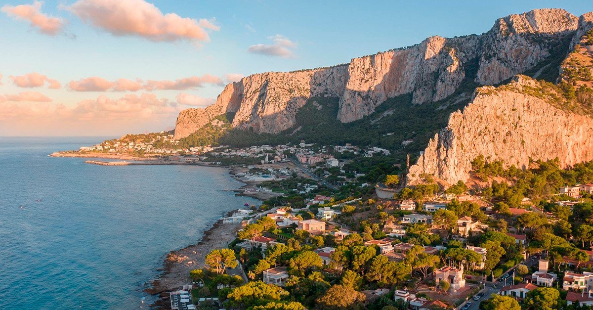 Duas celebridades britânicas remodelaram a sua casa de um euro na Sicília e agora a vendem por 145.000 euros