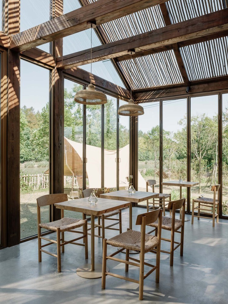 A remodelação espetacular de uma casa de campo de 130 anos na República Checa