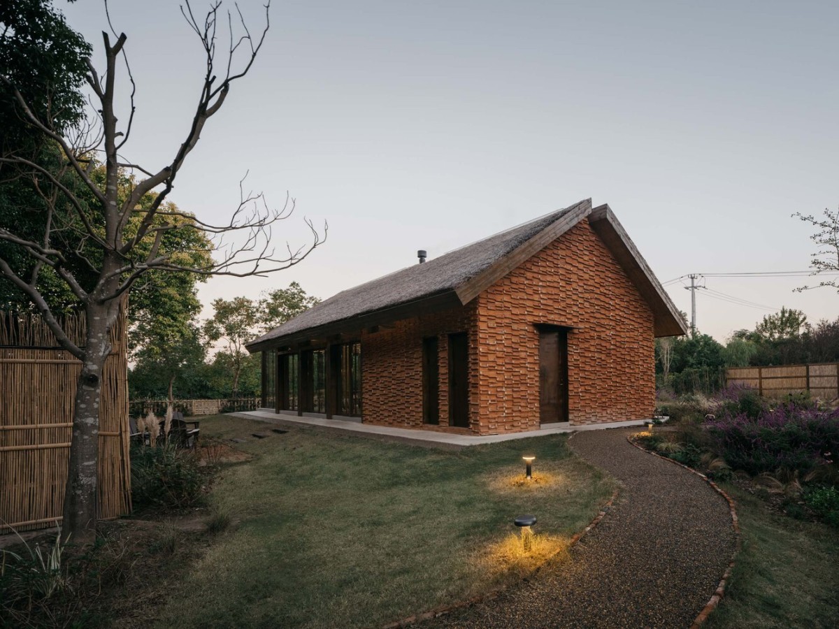 A remodelação espetacular de uma casa de campo de 130 anos na República Checa