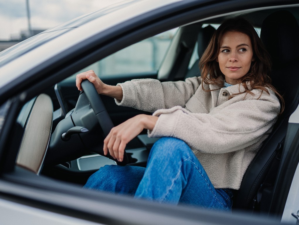 Mulher no lugar de condutora do carro