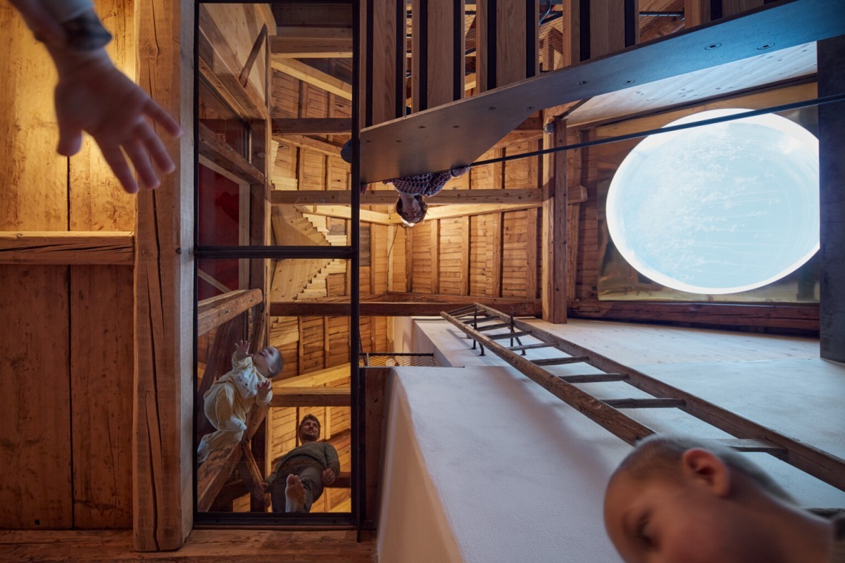 A remodelação espetacular de uma casa de campo de 130 anos na República Checa