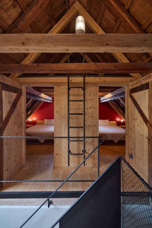 A remodelação espetacular de uma casa de campo de 130 anos na República Checa