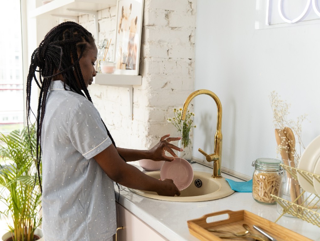 Mulher a lavar a loiça