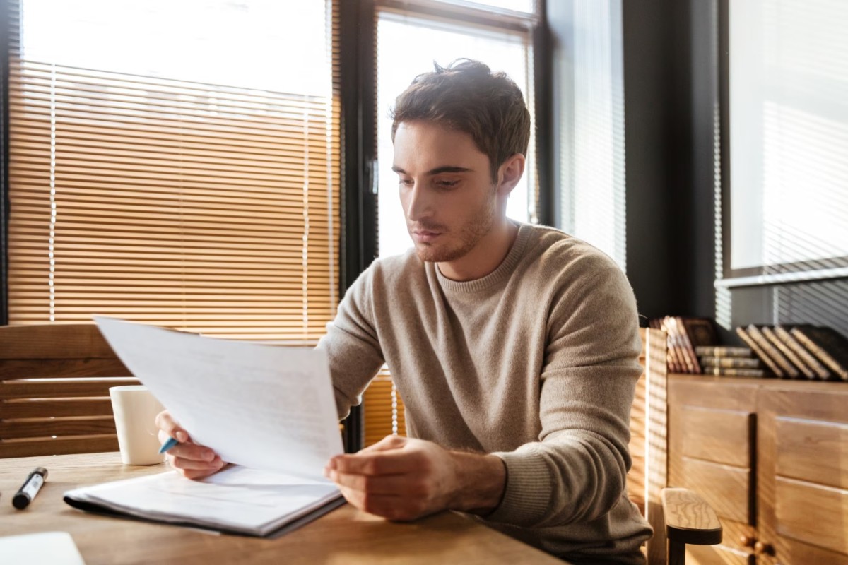 Jovem com documentos Jovem com documentos