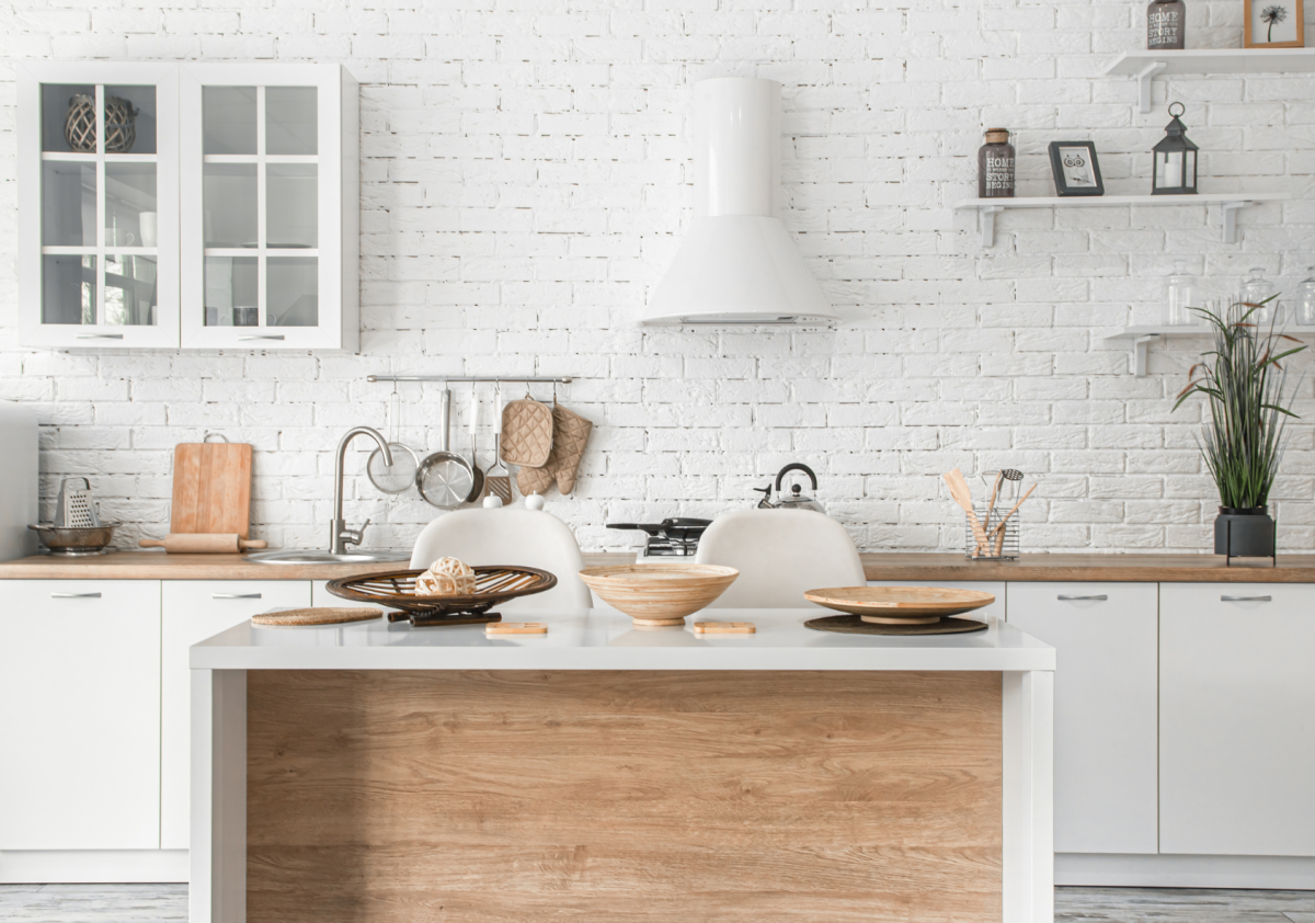 Ideias de backsplash para uma cozinha branca: revestimento com painéis de PVC