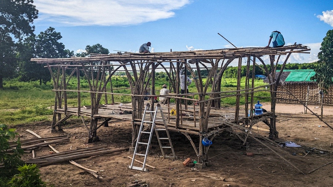 casa de bambu em construção