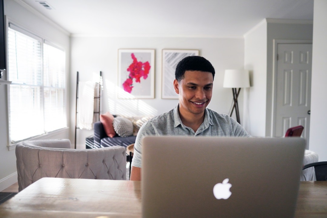 jovem em frente de computador