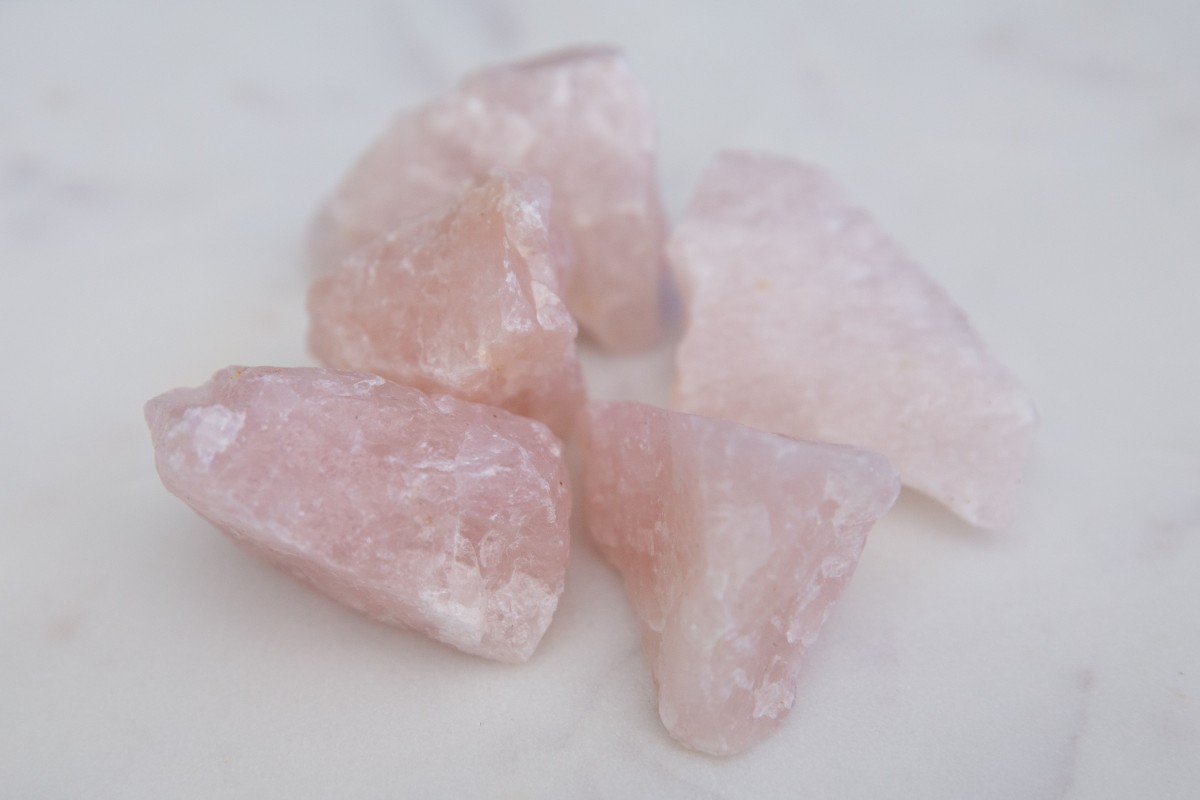 No quarto: selenite e quartzo rosa