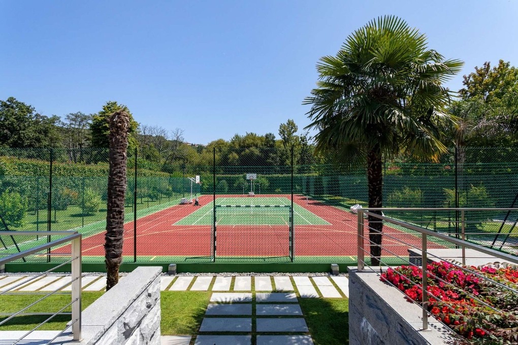 Casa com campo de ténis