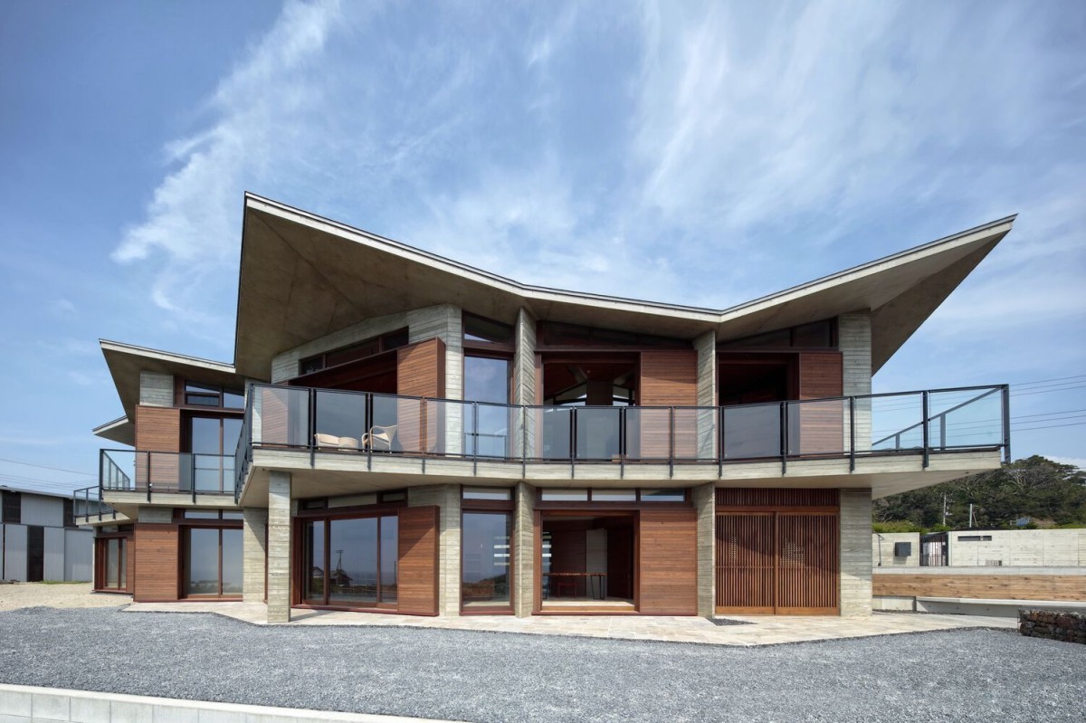 Casa de luxo com vista para o mar e com uma forma curiosa no Japão